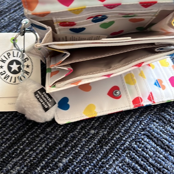 Kipling wild hearts white wallet Size 5.75" x 4.25"
Style: AC3739
Pixi Nylon - Picture 8 of 8